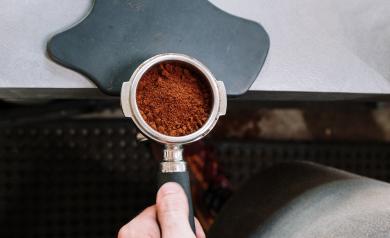 Hiện tượng tĩnh điện của máy xay cà phê và cách tránh vón khi xay