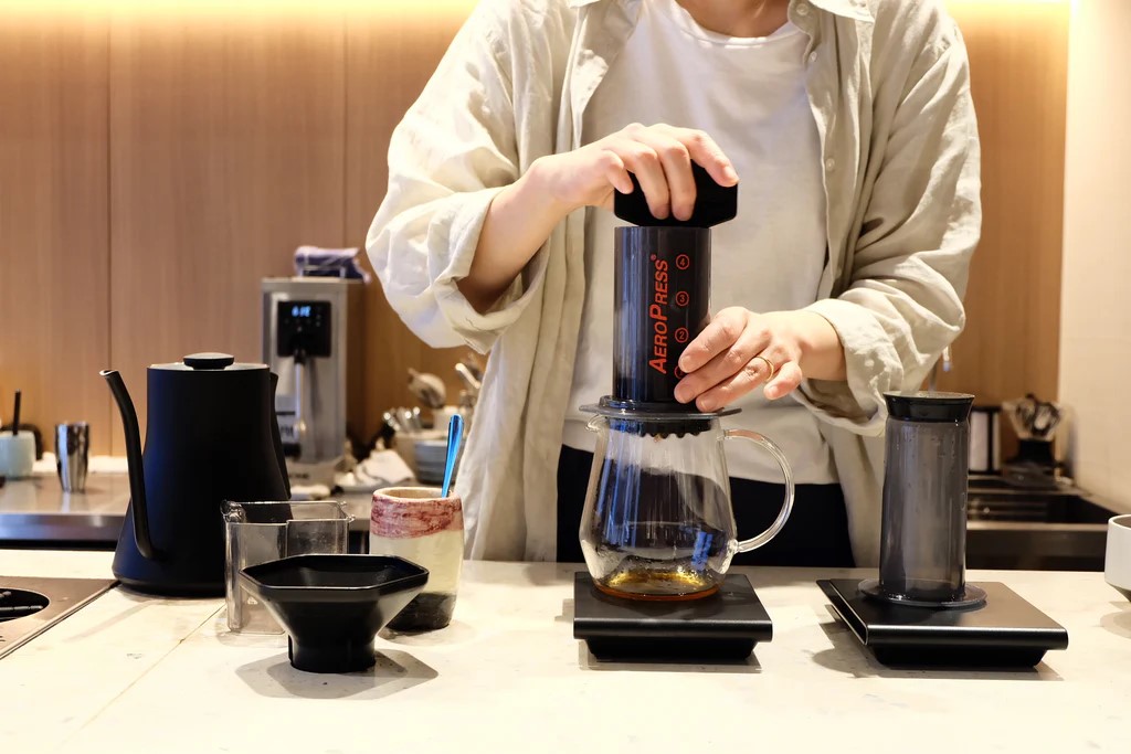 Hướng dẫn cách pha cà phê Aeropress theo chuẩn phong cách Barista Blagu