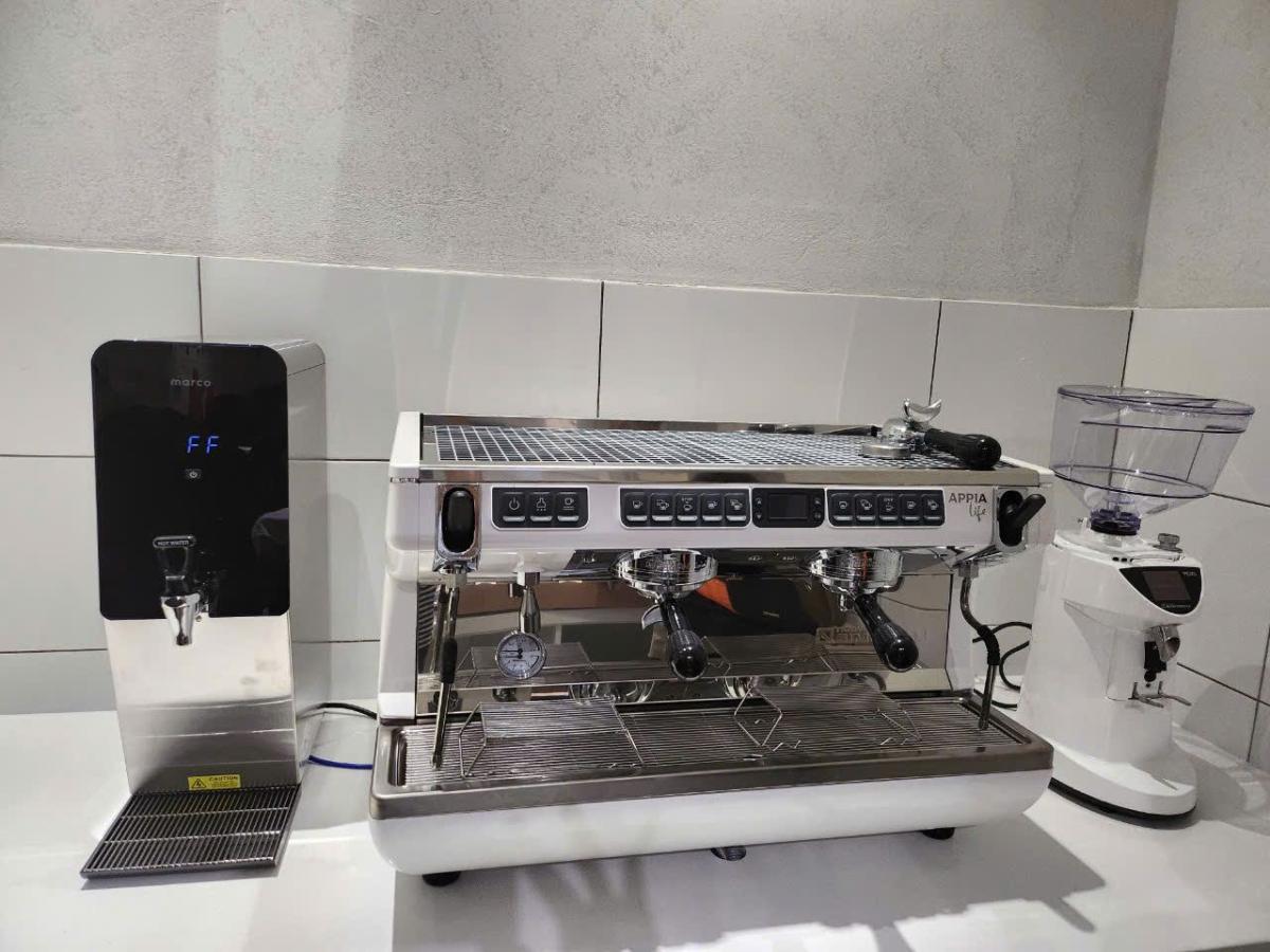 Hình ảnh khách hàng Cubes Asia sử dụng sản phẩm máy pha cà phê của nhà Nuova Simonelli tầm giá 100 triệu