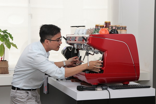 Nhân viên Cubes Asia đang hướng dẫn thiết lập máy cà phê Appia Life