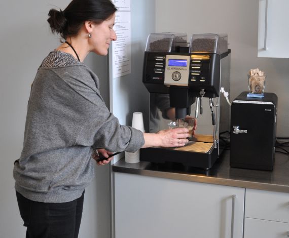 nhân viên văn phòng sử dụng máy pha cà phê tự động Prontobar