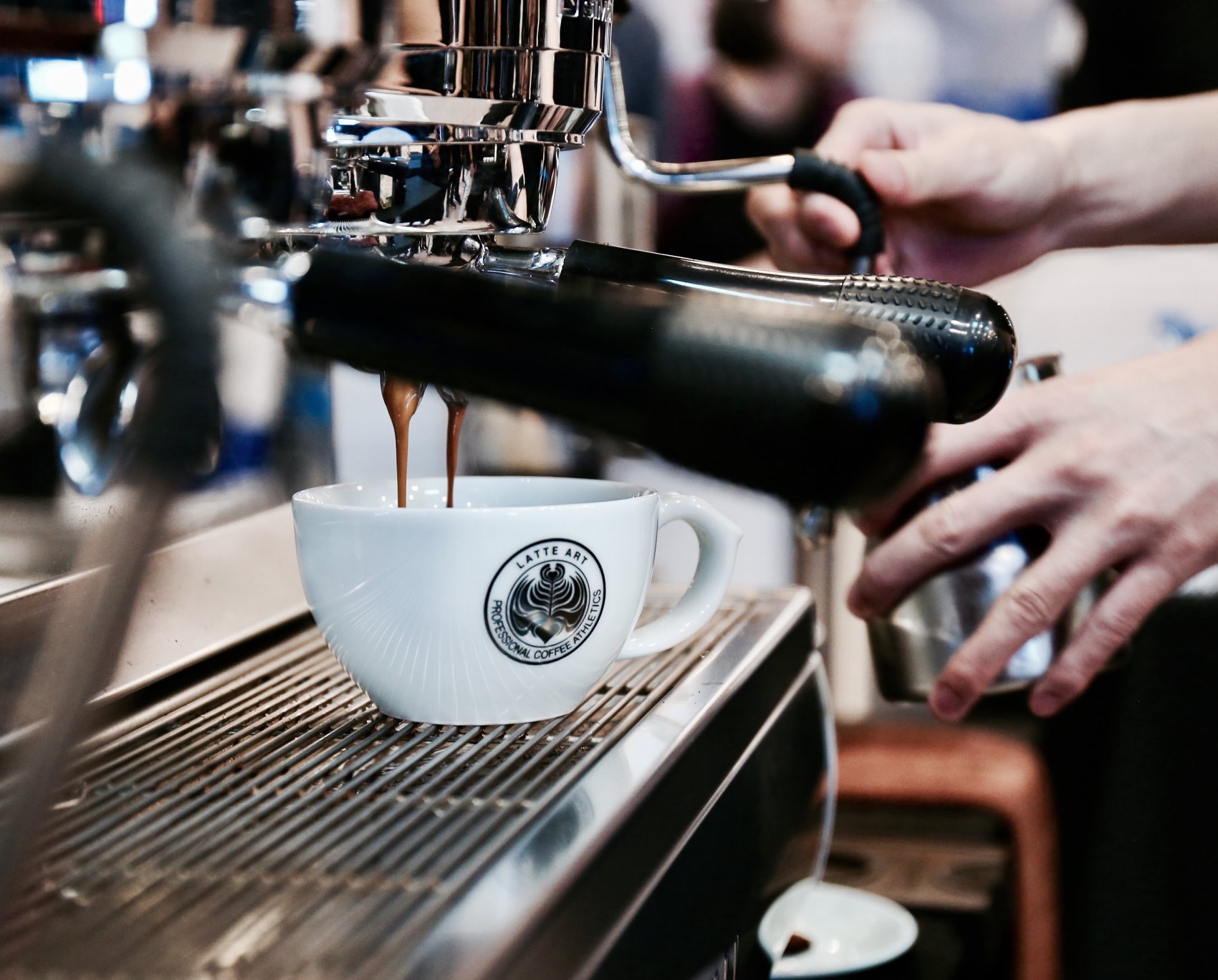 chiết xuất cà phê espresso bằng máy pha cafe tay cầm đôi