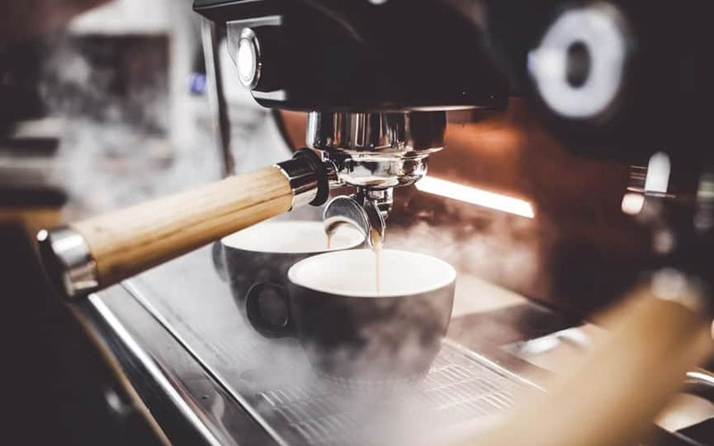 Bạn có thể dùng máy pha cà phê để pha tách Capuchino dễ dàng, đơn giản và nhanh chóng