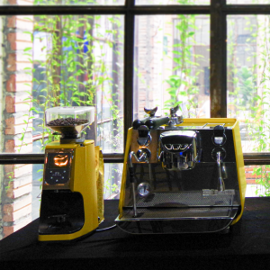 Bộ đôi máy xay cà phê và máy pha cà phê prima - Cubes Asia - Sự kiện ra mắt máy pha cà phê Black Eagle Maverick tại Hà Nội